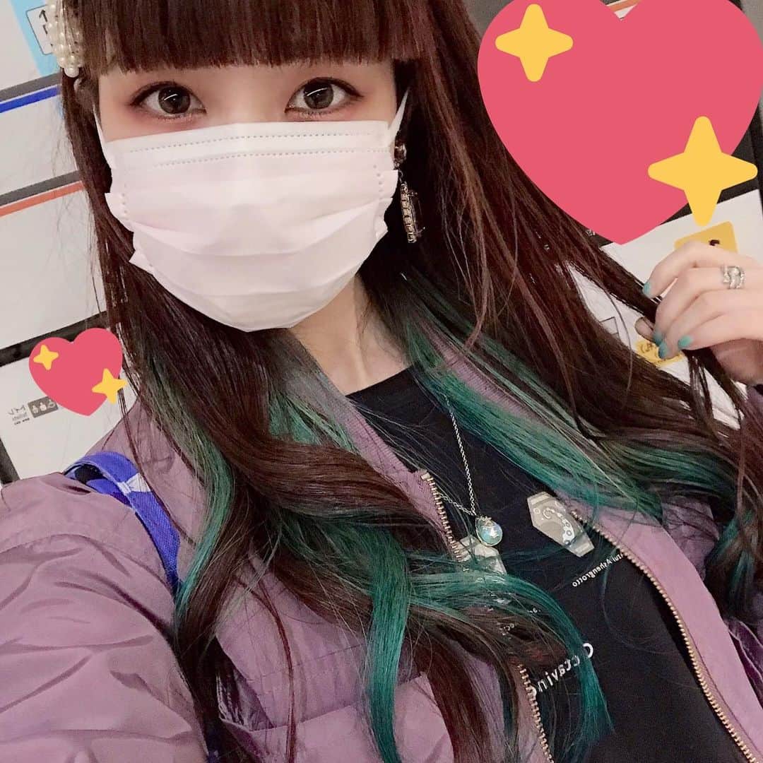 春奈るなのインスタグラム：「今日はGOOD DAY HAIRに行ってリーチカラーを復活させてきたよ〜☺️💜💜💜 推しの髪色のインナーカラーほんとアガる☺️💜💜💜  #haircolor  #gooddayhair」