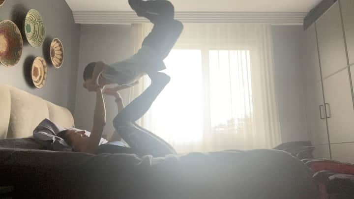 Sedef Avciのインスタグラム：「Motivasyon önemli. Oyle zor bir dönem ki çok üzülüyorum çocuklara.Eve tıkılıp kaldılar.Enerjilerini bile atamıyorlar.Atamayınca da mutsuz ve sinirli oluyorlar.Kendimi bir kenara bıraktım.Onu tamir etmeye çalışıyorum.Hepsi geçecek inşallah.」