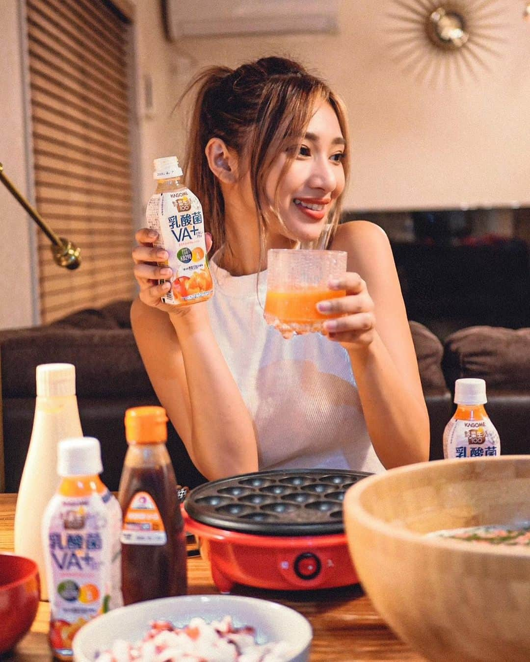 新井ニーニャさんのインスタグラム写真 - (新井ニーニャInstagram)「🍊﻿ ﻿ ﻿ たこ焼きパーティー🎊 子供たちに「夕飯何がいい？」って聞いたら「たこ焼き！」って言われたので今夜はたこパにしました✨ ﻿ 子供たちは小麦摂りすぎると肌がカサカサしてしまうので米粉でチャレンジしてみたよ👩‍🍳﻿ 出汁が効いてて美味しいたこ焼きが出来ました〜〜🐙🧡大満足  こういうときってお野菜食べる量が少なくなってしまうので、野菜生活100シリーズから新しく出た野菜生活100乳酸菌VA＋まろやかみかんミックスを。﻿ 普通の野菜生活も凄く美味しいけど子供達はみかんが大好きで（子供ってすっごい好きじゃない？笑） こっちにしてみたら大ヒット❗️🎉人気すぎて争奪戦になりました（笑）私でも、かおたんでも飲みやすくて乳酸菌も入ってるから一石二鳥✨  ﻿ #野菜生活100 #乳酸菌 #カゴメ #PR #ビタミンA #家族で健康 #ヘルシー #ダイエット #健康生活 #ママ #家族ご飯 #男の子兄弟  #年の差兄弟」11月25日 20時37分 - 22nina77