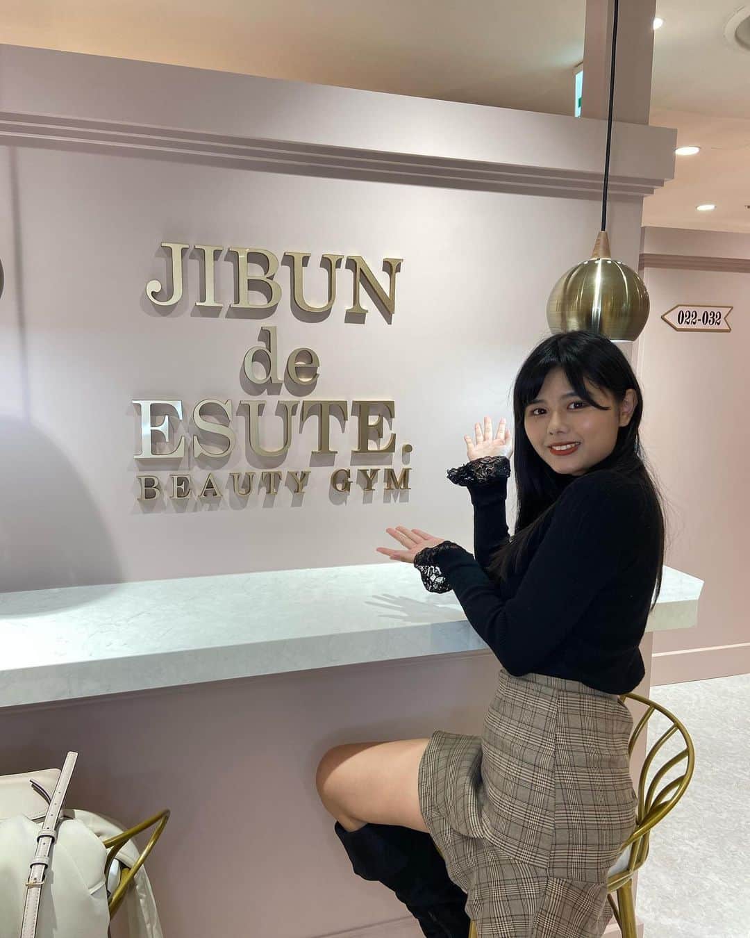 蒼山みことのインスタグラム：「じぶんdeエステ（@jibunde_esute）さんにご招待していただき、早速柏マルイ店に行ってきました！ 実際にマシンを使って自分も体験しました😆  〜じぶんdeエステのポイント〜 ○誰もが知ってる有名エステと同じ痩身マシンや、1回数万円以上の小顔フェイシャルやイオン導入が使える！ ○キャビ、高周波（ラジオ波）、セルライト吸引、リフトアップマシンなど、総数1300台以上！！！ ○完全個室で、予約なし、定休日なしだからこそ、ジムのように毎日でも通えるからホント便利✨→通いたい放題会員は5990円〜 〜〜〜〜〜〜〜〜〜〜〜〜〜〜〜〜〜〜〜〜〜〜〜〜〜〜〜〜 じぶんでするのやったことないから不安だな…と思う方いると思います！ 優しいお姉さんが1から教えてくれるので初めての方でも安心してできますよ🙆‍♀ 体験は、もちろん無料なのでぜひ行ってみてね！ あと、7月29日に有楽町マルイ店がNEWオープン‼️したんだって、そこにはメンズ👨♂もあるらしいから、ぜひ男性の方も行ってみてね😆 最後に、じぶんdeエステでは月額¥19,800〜 マシンレンタルも開始してるんだって！  ぜひみなさんも行ってみては😳  #じぶんdeエステ #セルフエステ #エステ通い放題 #じぶんde女子」