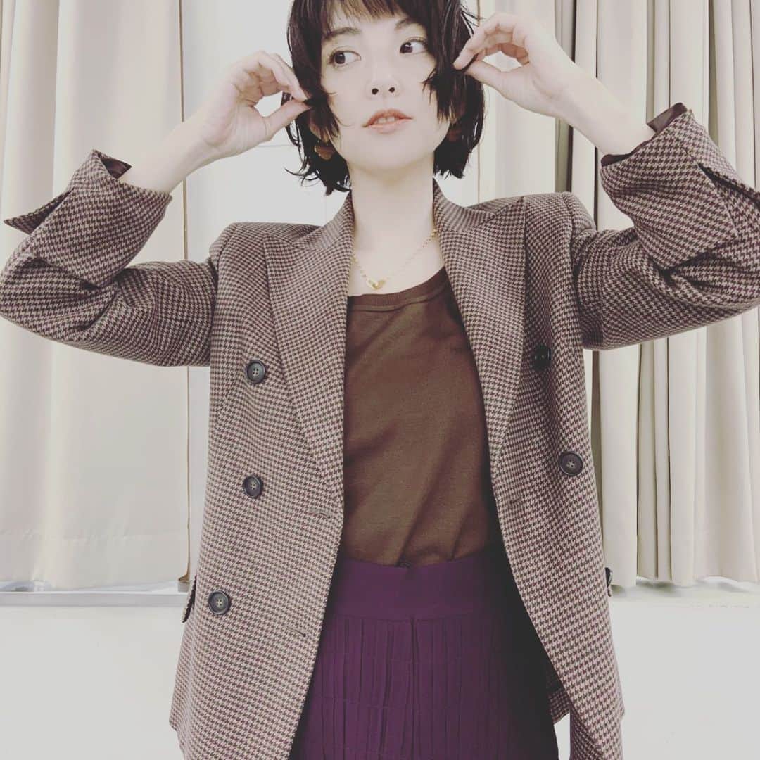 田中麗奈さんのインスタグラム写真 - (田中麗奈Instagram)「前髪が伸びていたので 撮影前に　@wanikun 🐊さんに切って頂いた。  今日も楽しい日をありがとうございます♪  衣装とphot by  @mych___ 👗　さん」11月25日 20時42分 - renatanaka07