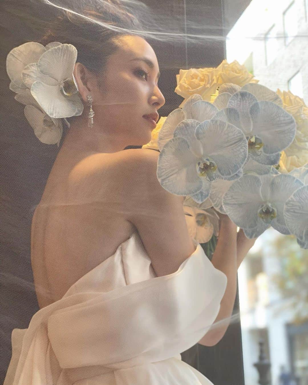 藤本奈月のインスタグラム：「モデルとして1番嬉しい事は、着た服に命が芽生えるような瞬間を感じる時。 撮影中は沢山褒めてもらえるけど、それは美しく施して貰って、素敵な服を着るから。 横着せず、モデルとして全てに応えられる様に。 なんならその上いくくらいの精神で。 持つ事でお花がもっと良く見えた！って会話が非常に嬉しかった💐 餅は餅屋。餅屋がつく餅が美味いのさ。 . . .  . . . #japanesemodel  #model  #modeling #fashionmodel #femalemodel #asiamodel #asianbeauty #asianmodel #showmodel  #japanesegirl #photographer #photogenic #photooftheday #makeup #madeinjapan #japan #japanesegirl #portfolio #日本 #福岡 #モデル #作品 #作品撮影 #撮影 #作品撮り #モデル募集」
