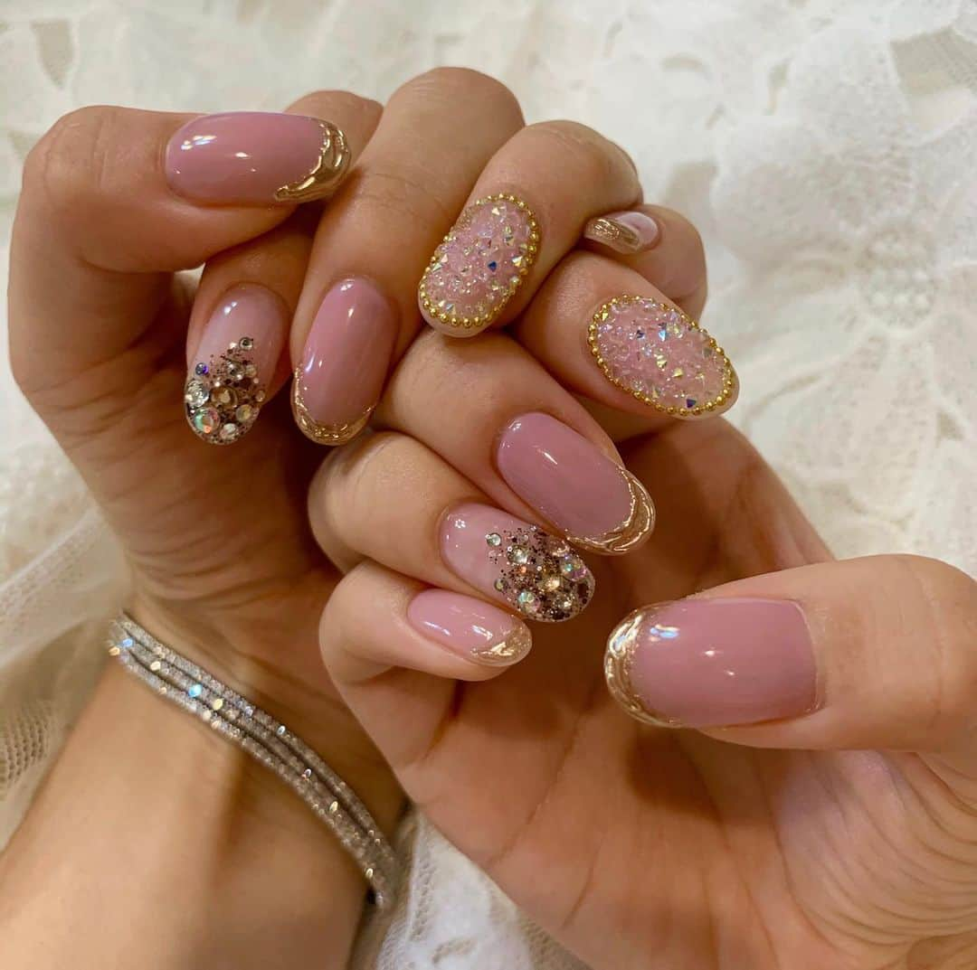 勝又彩央里さんのインスタグラム写真 - (勝又彩央里Instagram)「ピクシーネイル💅🎀 キラキラで女子力アップ！ 前撮り楽しみ〜👘  #クリスタルピクシー #ピクシーネイル #スワロフスキー #クリスタルネイル #ネイル #ジェルネイル #ネイルデザイン #ジェルネイルデザイン #ミラーネイル #ピンクネイル #かわいい #newnails #nails #キラキラ #キラキラネイル #前撮り #成人式」11月25日 20時43分 - saorinoel