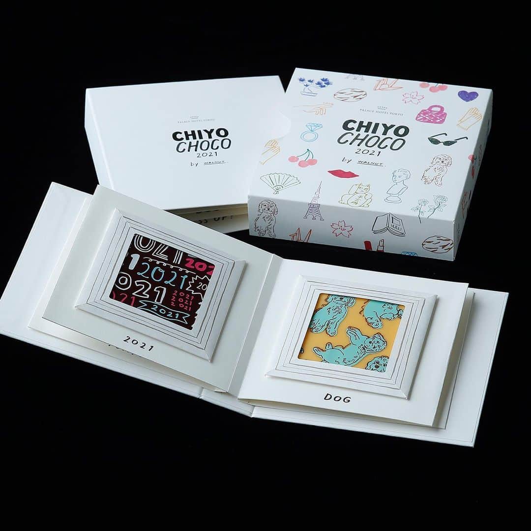 WALNUTさんのインスタグラム写真 - (WALNUTInstagram)「パレスホテル東京(@palacehoteltokyo )とWALNUTのコラボレーションチョコレートが、来年1月に発売されます！  パレスホテル東京開業以来、ホテルのシグニチャーショコラとして人気の「 Chiyo Choco 」。 今回2021年限定版の6種のショコラとパッケージのイラストを担当しました。  まるでアルバムのように収めたサプライズ感のあるパッケージは、鮮やかな絵柄の6種のショコラをじっくりお楽しみいただけるデザインになっています☺️  そしてパレスホテル東京のショコラティエールが手掛けるショコラは、カカオの含有量や味わいのバランスを追求。 ジャスミンやオレンジを思わせるフローラルな香りのダークチョコレートやフルーティなストロベリー味など、カカオとフルーツフレーバーのハーモニーを楽しむことができます🍫✨  2021年1月1日発売スタートです。 オンラインでも発売されるのでお楽しみに！  . . .  《商品名》 「 Chiyo Choco〜2021 edition〜 」  《発売日》 2021年1月1日(金)  《発売場所》 パレスホテル東京B1F ペストリーショップ「スイーツ&デリ」 およびオンラインショップ  《住所》 東京都千代田区丸の内1-1-1  《価格》 3,100円＋税  《お問い合わせ先》 ペストリーショップ「スイーツ&デリ」 TEL:03-3211-5315 #chiyochoco #palacehoteltokyo #パレスホテル東京」11月25日 20時43分 - walnut_illustration