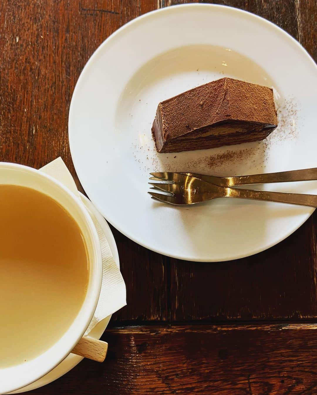 岩本憧子さんのインスタグラム写真 - (岩本憧子Instagram)「. 今日のお休みは、 美麻珈琲へ☕️ . . 素敵な空間と美味しすぎるコーヒーとケーキに癒されました💕 . . #美麻珈琲 #cafe #cafetime  #素敵空間」11月25日 20時43分 - akoiwamoto