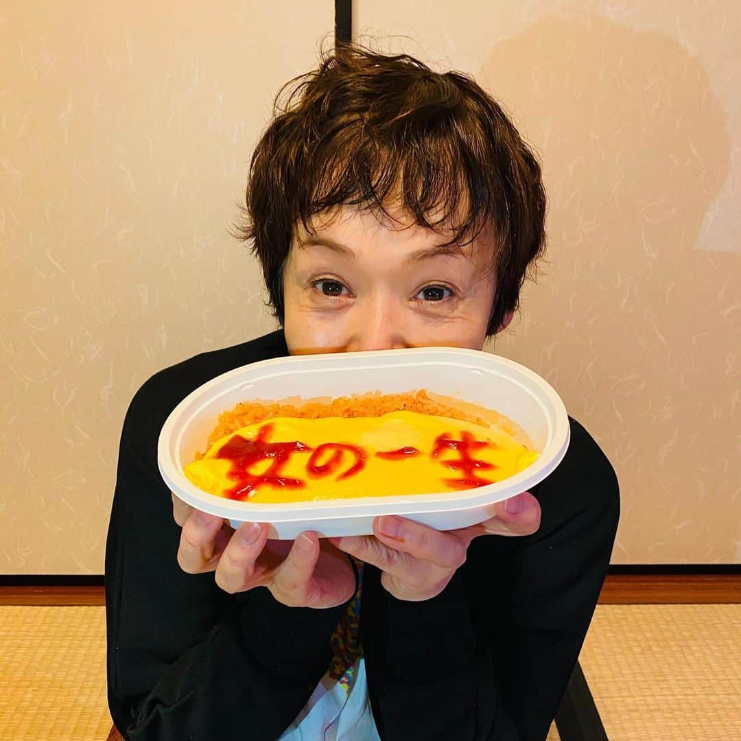 大竹しのぶさんのインスタグラム写真 - (大竹しのぶInstagram)「残すところあと2回、昼夜の間のお食事を、ご馳走になってしまった😅 ふわふわのオムライス。めちゃくちゃ美味しかったなあ💓 #ラスト2 #ありがとう #女の一生 #新橋演舞場 #大竹しのぶ」11月25日 20時44分 - shinobu717_official