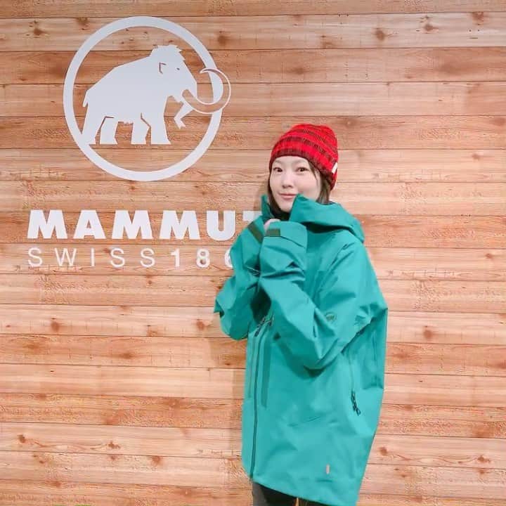 のインスタグラム：「設立から150年以上の歴史と伝統を誇るスイスの　@mammut_japan  @mammut_swiss1862  洗練されたデザインと高い機能性を併せ持つ製品は、アウトドア好きの私ににとっては憧れのブランド♡ 実際に登山する時のことやタウンユースの時のことを考えながらアレコレと試着✨ 1枚目の動画で着ているアウターは、緑色の発色がものすごくキレイ！ 青空に映えそう☀️ きいろ好きとしては2枚目のパッと目を引くアウターも好み💛 3枚目のフーディーはこのまま着て帰ります〜ってくらい、どストライクでした。 ニット帽もかわいいよね♡ ・ #mammut  #マムート  #アウトドア #登山好き」