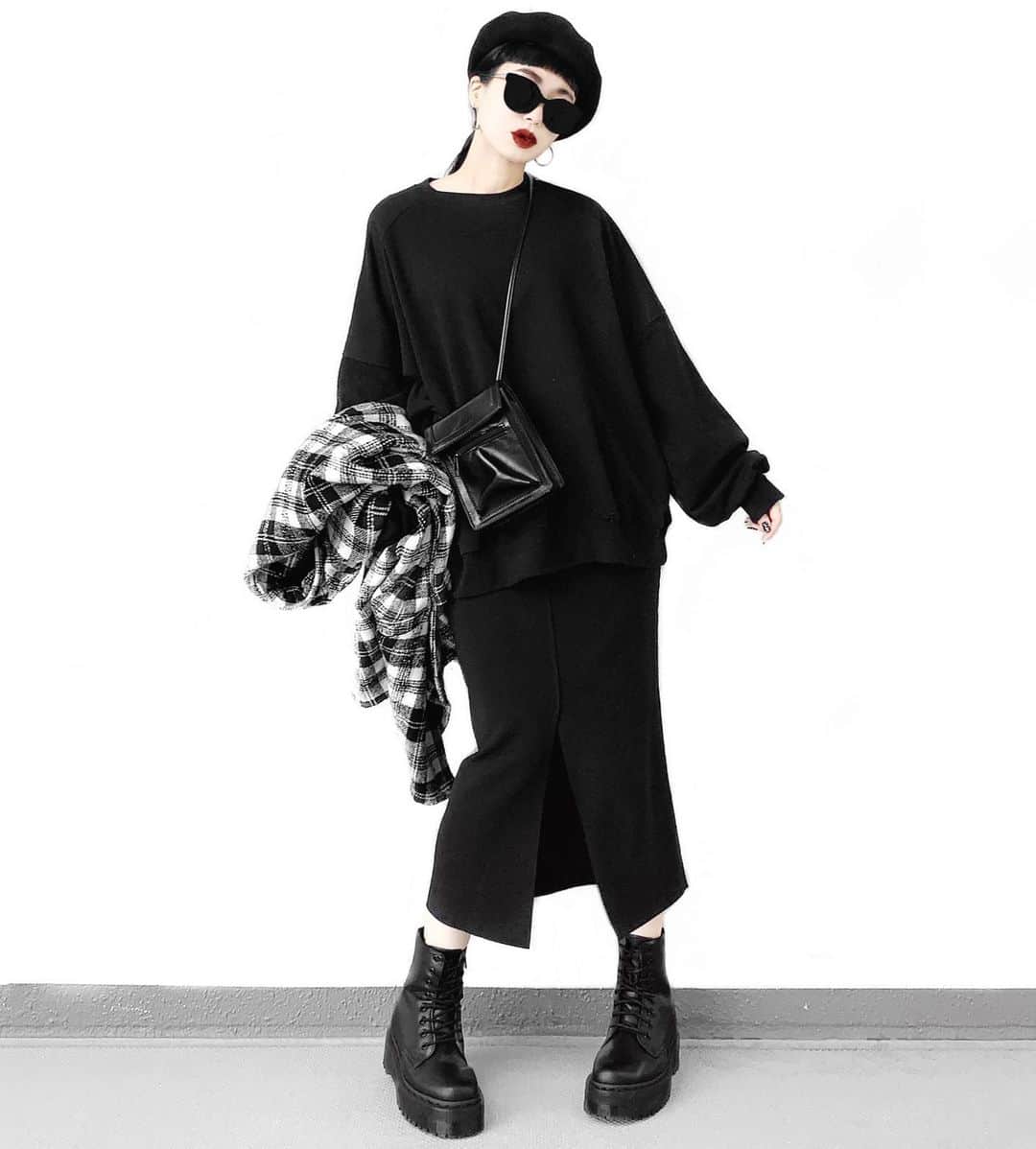lve_xxxxのインスタグラム：「.﻿ .﻿ 𝐍𝐨 𝐨𝐮𝐭𝐞𝐫 𝐯𝐞𝐫.﻿ ﻿ お気に入り過ぎる﻿ 上下を着ておりました。﻿ ﻿ ☑︎ ﾘﾏｰｸｽﾀｲﾙｽｳｪｯﾄ﻿ ☑︎ ｽﾄﾚｯﾁｽﾘｯﾄﾀｲﾄｽｶｰﾄ﻿ ﻿ @lveu.official ﻿ ﻿ この2着は着まわし抜群なので﻿ 持ってて損はないです！﻿ ﻿ (強めの宣伝😂爆)﻿ ﻿ ﻿ ｺｰﾃﾞｱｲﾃﾑ詳細は﻿ WEARをご覧くださいませ。﻿ ﻿ WEAR ： lvexxxx ﻿ 💻 https://wear.jp/sp/lvexxxx/﻿ ﻿ －－－－－－－－－－－－－－－－－－﻿ ﻿ 📢ｺﾒﾝﾄ頂ける際は、﻿ 最新投稿にお願い致します。﻿ ﻿ 過去投稿に頂いた際、気がつかない事もあり﻿ お返事致しかねる場合が御座います🙇‍♀ ️﻿ ﻿」