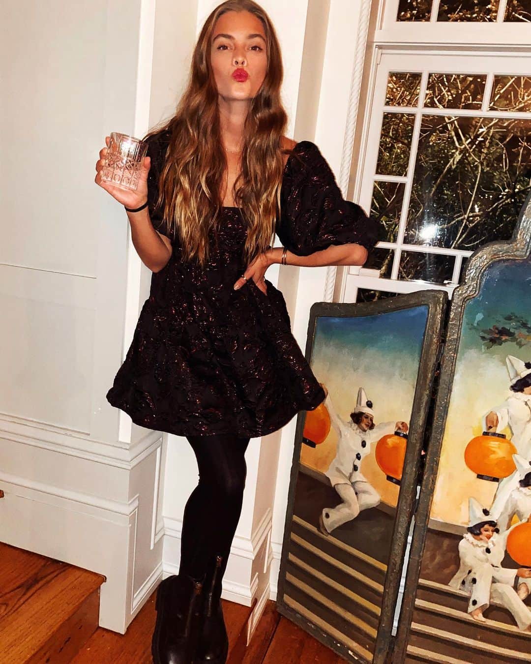 ニーナ・アグダルのインスタグラム：「Soo.. I actually put on a dress AND lipstick cus ‘tis the season 🍷🥧 @shopbop」