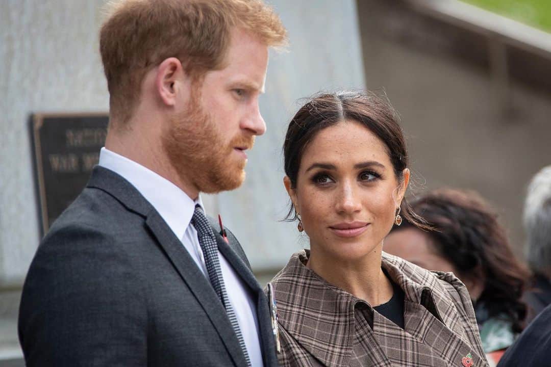 Vogue Australiaさんのインスタグラム写真 - (Vogue AustraliaInstagram)「In a powerful op-ed for The New York Times, the Duchess of Sussex has revealed that, in July, she suffered a miscarriage. “I knew, as I clutched my firstborn child, that I was losing my second,” she wrote. At the link in our bio, she discusses the culture of silence surrounding miscarriage and the need to ask each other if we're okay. “In being invited to share our pain, together we take the first steps toward healing.” 📷 Getty Images」11月26日 6時10分 - vogueaustralia