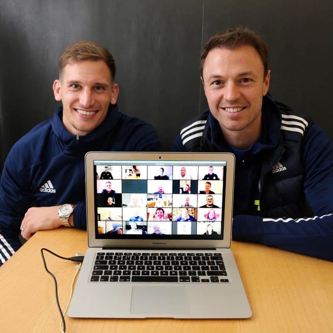 レスター・シティFCさんのインスタグラム写真 - (レスター・シティFCInstagram)「Jonny Evans and Marc Albrighton tonight jumped on a Zoom call with a group of lucky Foxes fans, hosted by Matt Elliott and Steve Walsh, to have a chat about tomorrow’s game and answer some questions! 💻🦊  #lcfc」11月26日 6時15分 - lcfc