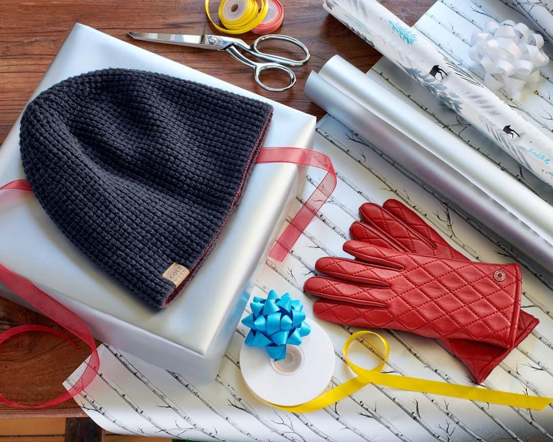 Cole Haanのインスタグラム：「Get your gift wrap ready because this deal is the best it gets: up to 70% off sitewide.  . Head to our link in bio to shop now!」