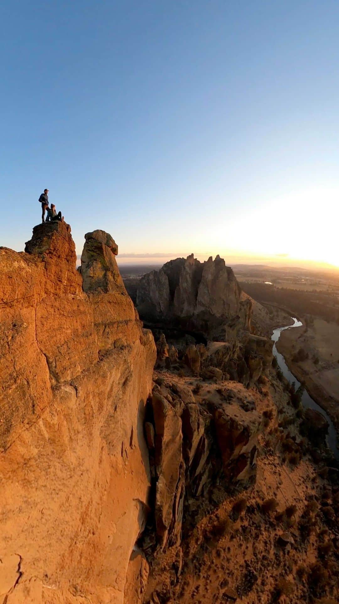 Travis Burkeのインスタグラム：「Carefully climbing up for one last view of Oregon before heading south with @gypsealaysea & @handsomerobinson.  @gopro edit by my buddy @jaredhenrydude 🙌🏼」