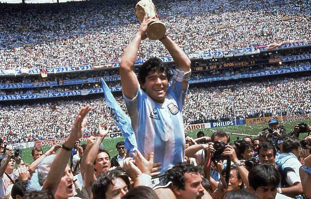 パストール・マルドナドのインスタグラム：「Descansa en Paz Campeón. RIP Champion.  ——————————————————— #rip #maradona #10 #champion #2020」