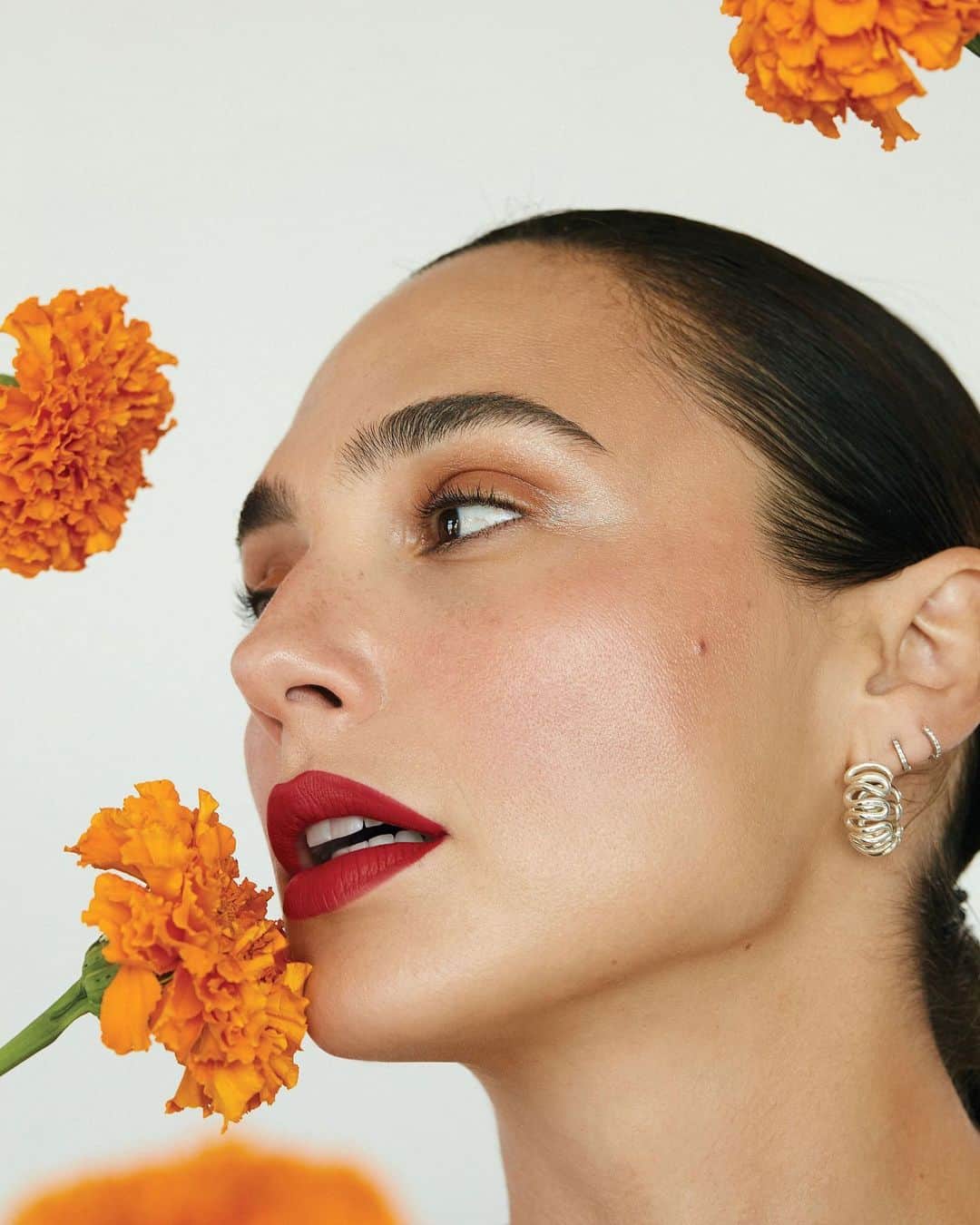 Revlonさんのインスタグラム写真 - (RevlonInstagram)「This season we’re mad for matte 💄 Which shade is your go-to? . @gal_gadot wears #SuperLustrous The Luscious Mattes in Cherries In The Snow (023)」11月26日 6時24分 - revlon