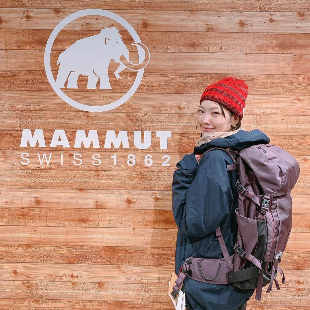 のインスタグラム：「@mammut_japan で選んだのはこちら💁‍♀️ ネイビーのジャケットと中には(写真3枚目)のフーディー、そして機能性抜群のリュック！ニット帽も♡ リュックは女性の身体にフィットして荷物の負荷を軽減されるようになっていて、今まで登山中に荷物の揺れで肩や腰に疲れが来やすかったので、このリュックでその悩みが解消されそうです。山に登るときは1人が多いので万が一のために3日分ぐらいの水と食糧を背負うのですが、このリュックは見た目はスマートなのに大容量入るのも嬉しいポイント。 あ〜早く気がねなく登山に行きたいですね〜☺️⛰登山の後の温泉♨️も」