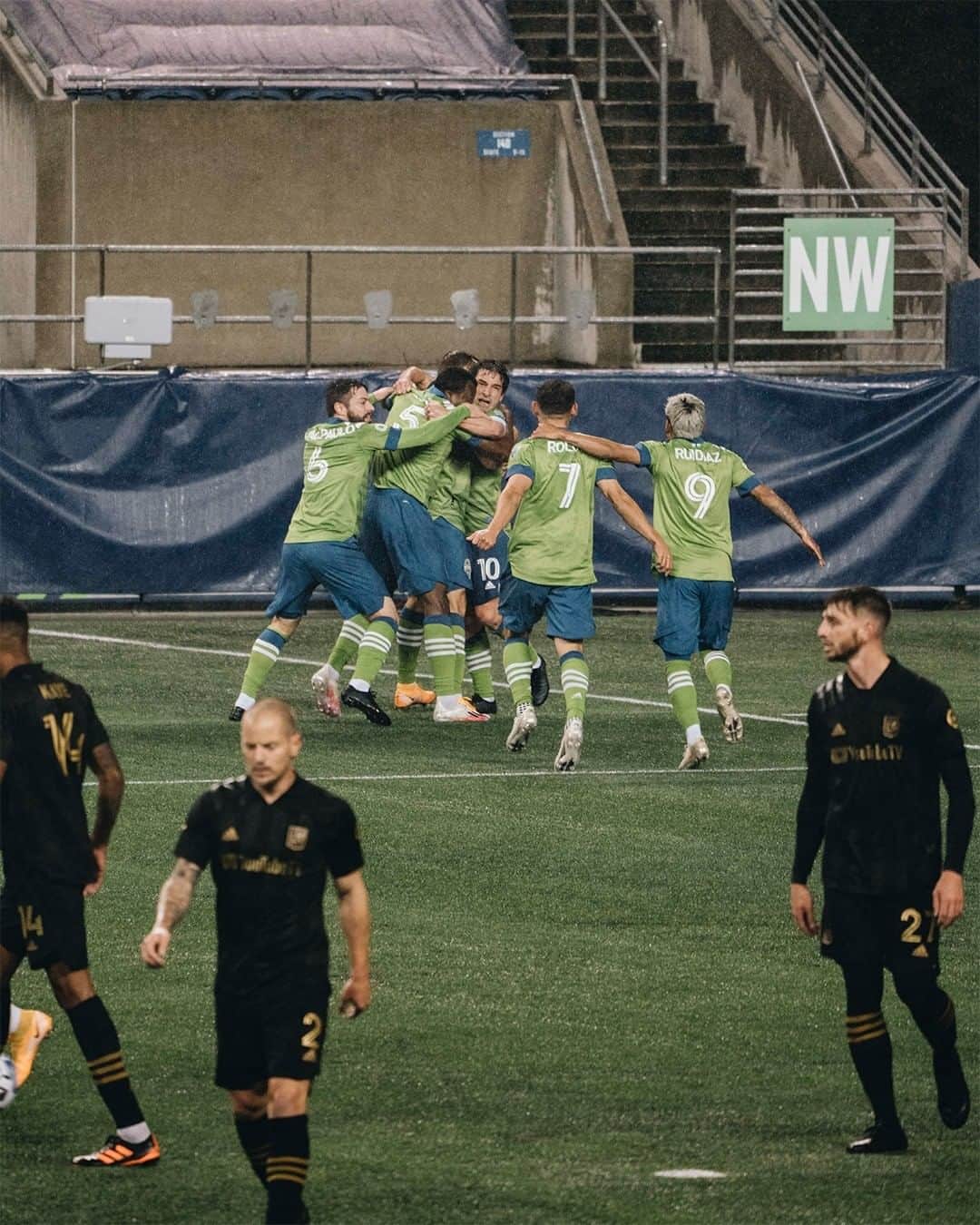 Major League Soccerさんのインスタグラム写真 - (Major League SoccerInstagram)「@soundersfc putting in the work in the @audi #MLSCupPlayoffs. 💪」11月26日 6時32分 - mls