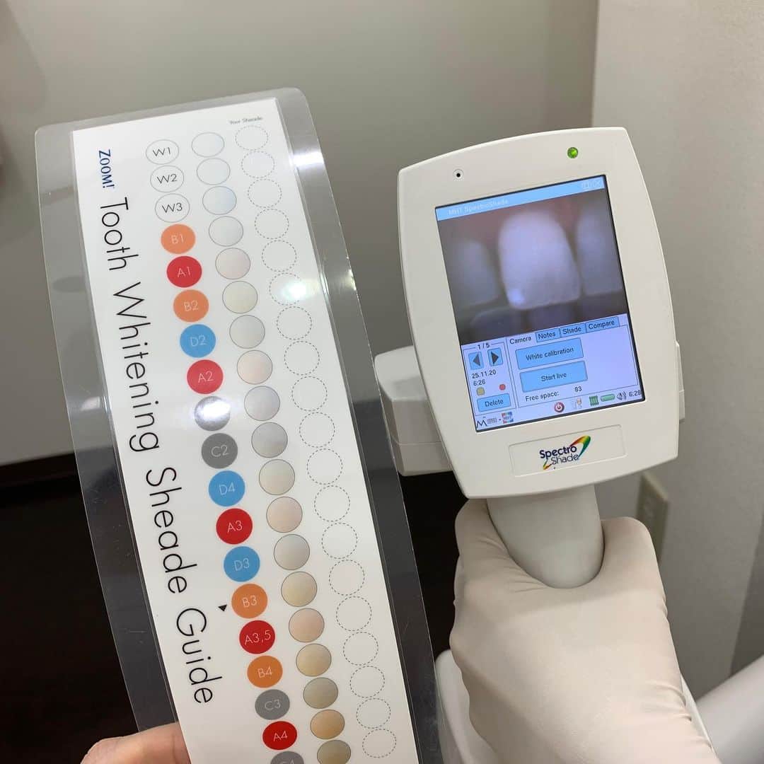 早川愛さんのインスタグラム写真 - (早川愛Instagram)「🦷🦷🦷﻿ ﻿ ホワイトニング東京 @whitening_tokyo でホワイトニングしてきました❣️﻿ ﻿ 感動...🥺✨✨✨﻿ 一回でこんなに白くなったのは正直初めて...❣️﻿ ﻿ さすがホワイトニング専門クリニックなだけあって﻿ 最新の機械で通常のホワイトニングの何もかもがスペシャルバージョンな感じ...✨✨✨﻿ ﻿ before→afterの色味の確認も目視ではなく﻿ ちゃんと機械で測ります😲→pic2﻿ ﻿ ﻿ 女医の優しく丁寧な先生が全て担当してくれるので安心してできます✨﻿ 万が一痛い時に押すボタンまであったよ🤭﻿ ↑私は全く痛くなくて爆睡してました😴笑﻿ ﻿ クリニックで売っている日本未発売のホワイトニング歯磨き粉で磨いてキープできるように頑張ります🎶🎶﻿ ﻿ ご予約の際に、私のインスタを見たと言うと5,000円割引きになるのでぜひ✨✨✨﻿ ﻿ ﻿ ﻿ ﻿ #ホワイトニング﻿ #ホワイトニング東京﻿ #ホワイトニング恵比寿﻿ #輝く白い歯﻿ #白い歯﻿ #白い歯になりたい﻿ #恵比寿﻿ #ホワイトニング歯磨き粉﻿ #ウーミーPR Support By woomy」11月26日 6時43分 - megumegu_1006