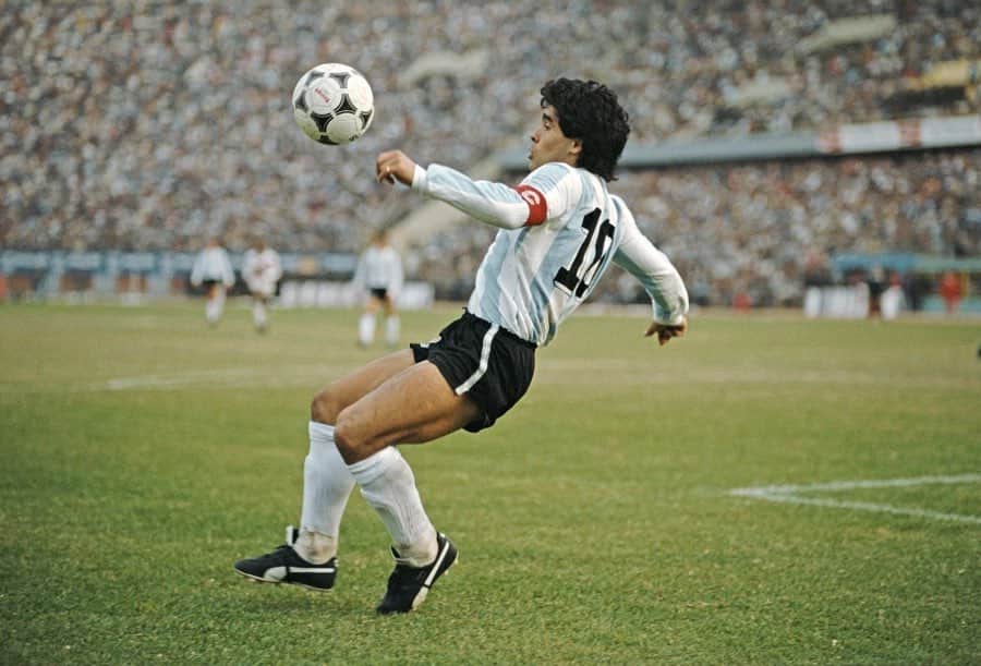 サネリー・ジェームズのインスタグラム：「RIP LEGEND! Your magic on the pitch will never be forgotten! 🐐」