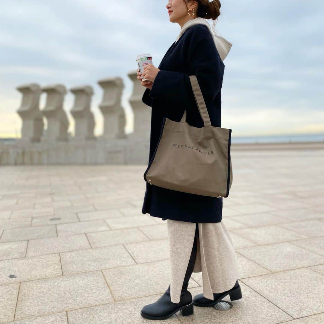 HandmadeLaboさんのインスタグラム写真 - (HandmadeLaboInstagram)「全くチクチク感がない着心地抜群のニットワンピース🐑  柴咲コウ　さんが プロデュースされているオーガニックブランド  @mes_vacances_official  のものです⑅⃝︎⑅⃝︎⑅⃝︎  フードの立ち上がり方… サイドのスリット部分… 裾に向かって広がるシルエット… 全てお気に入り♡  バッグはたくさんのカラーがあってまよったけど、冬服にあわせやすそうなカーキに…  👗&👜 　 #ミヴァコンス #MESVACANCES   ⭐︎NEW ARRIVALキャンペーン情報⭐︎ ☑︎新規会員登録1,000pointプレゼント ☑︎2buy 10%OFF  ☑︎10,000円以上購入で送料無料   期間：11/30（月）まで ➳➳➳  #sustainable#organic #ママコーデ #40代コーデ #40代ファッション#ニットワンピース #アラフォーコーデ#モノトーンコーデ #アラフォーファッション #シンプルコーデ #秋コーデ #冬コーデ  #ロングブーツ」11月26日 6時48分 - ameri812