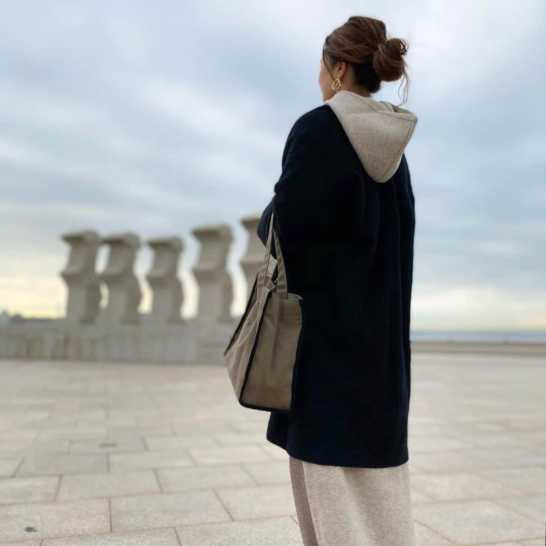 HandmadeLaboさんのインスタグラム写真 - (HandmadeLaboInstagram)「全くチクチク感がない着心地抜群のニットワンピース🐑  柴咲コウ　さんが プロデュースされているオーガニックブランド  @mes_vacances_official  のものです⑅⃝︎⑅⃝︎⑅⃝︎  フードの立ち上がり方… サイドのスリット部分… 裾に向かって広がるシルエット… 全てお気に入り♡  バッグはたくさんのカラーがあってまよったけど、冬服にあわせやすそうなカーキに…  👗&👜 　 #ミヴァコンス #MESVACANCES   ⭐︎NEW ARRIVALキャンペーン情報⭐︎ ☑︎新規会員登録1,000pointプレゼント ☑︎2buy 10%OFF  ☑︎10,000円以上購入で送料無料   期間：11/30（月）まで ➳➳➳  #sustainable#organic #ママコーデ #40代コーデ #40代ファッション#ニットワンピース #アラフォーコーデ#モノトーンコーデ #アラフォーファッション #シンプルコーデ #秋コーデ #冬コーデ  #ロングブーツ」11月26日 6時48分 - ameri812