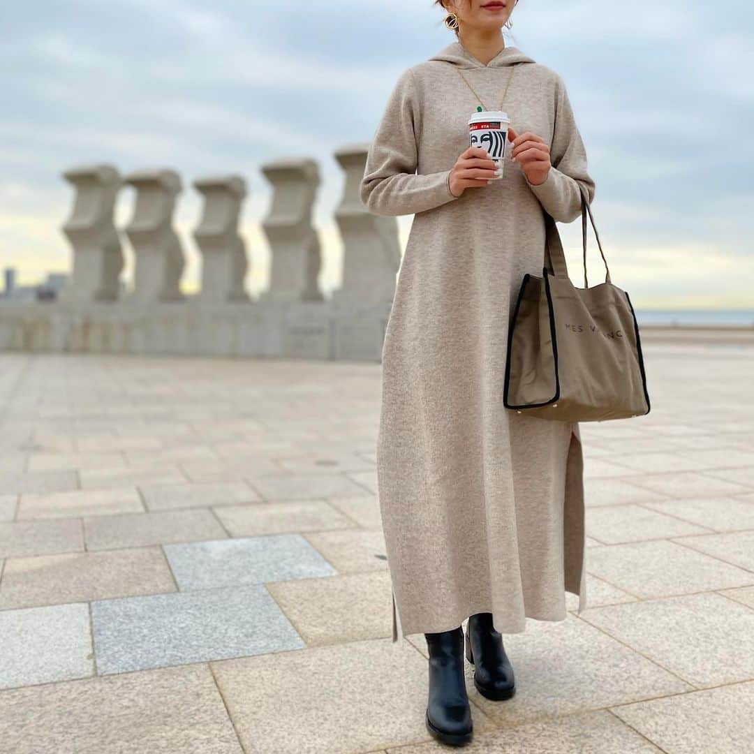 HandmadeLaboさんのインスタグラム写真 - (HandmadeLaboInstagram)「全くチクチク感がない着心地抜群のニットワンピース🐑  柴咲コウ　さんが プロデュースされているオーガニックブランド  @mes_vacances_official  のものです⑅⃝︎⑅⃝︎⑅⃝︎  フードの立ち上がり方… サイドのスリット部分… 裾に向かって広がるシルエット… 全てお気に入り♡  バッグはたくさんのカラーがあってまよったけど、冬服にあわせやすそうなカーキに…  👗&👜 　 #ミヴァコンス #MESVACANCES   ⭐︎NEW ARRIVALキャンペーン情報⭐︎ ☑︎新規会員登録1,000pointプレゼント ☑︎2buy 10%OFF  ☑︎10,000円以上購入で送料無料   期間：11/30（月）まで ➳➳➳  #sustainable#organic #ママコーデ #40代コーデ #40代ファッション#ニットワンピース #アラフォーコーデ#モノトーンコーデ #アラフォーファッション #シンプルコーデ #秋コーデ #冬コーデ  #ロングブーツ」11月26日 6時48分 - ameri812
