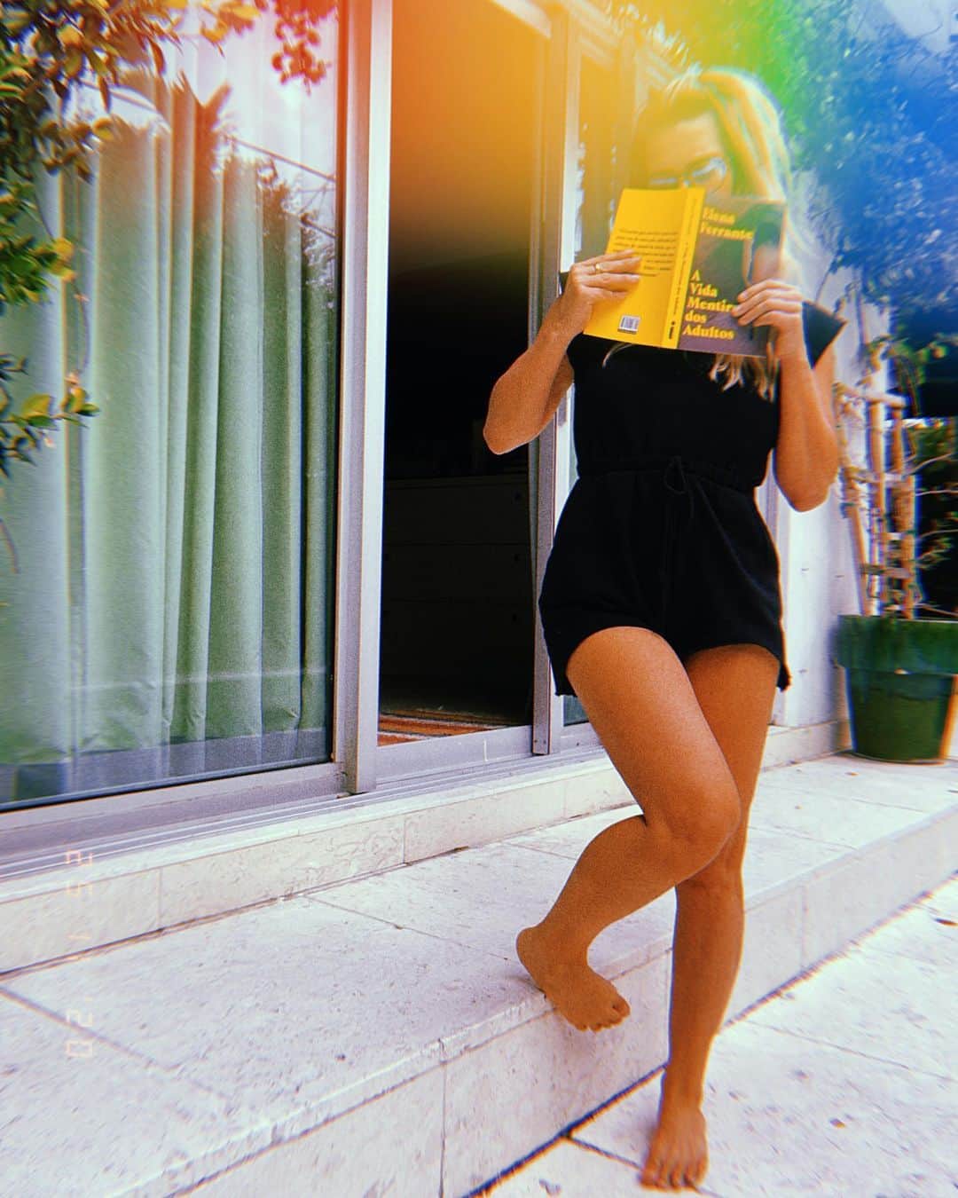 カロライナディークマンのインスタグラム：「as vezes eu fico tão apegada num livro, q fico economizando pra não acabar...  tô beeeem assim com #avidamentirosadosadultos da #elenaferrante 📚 alguém aí se identifica?」