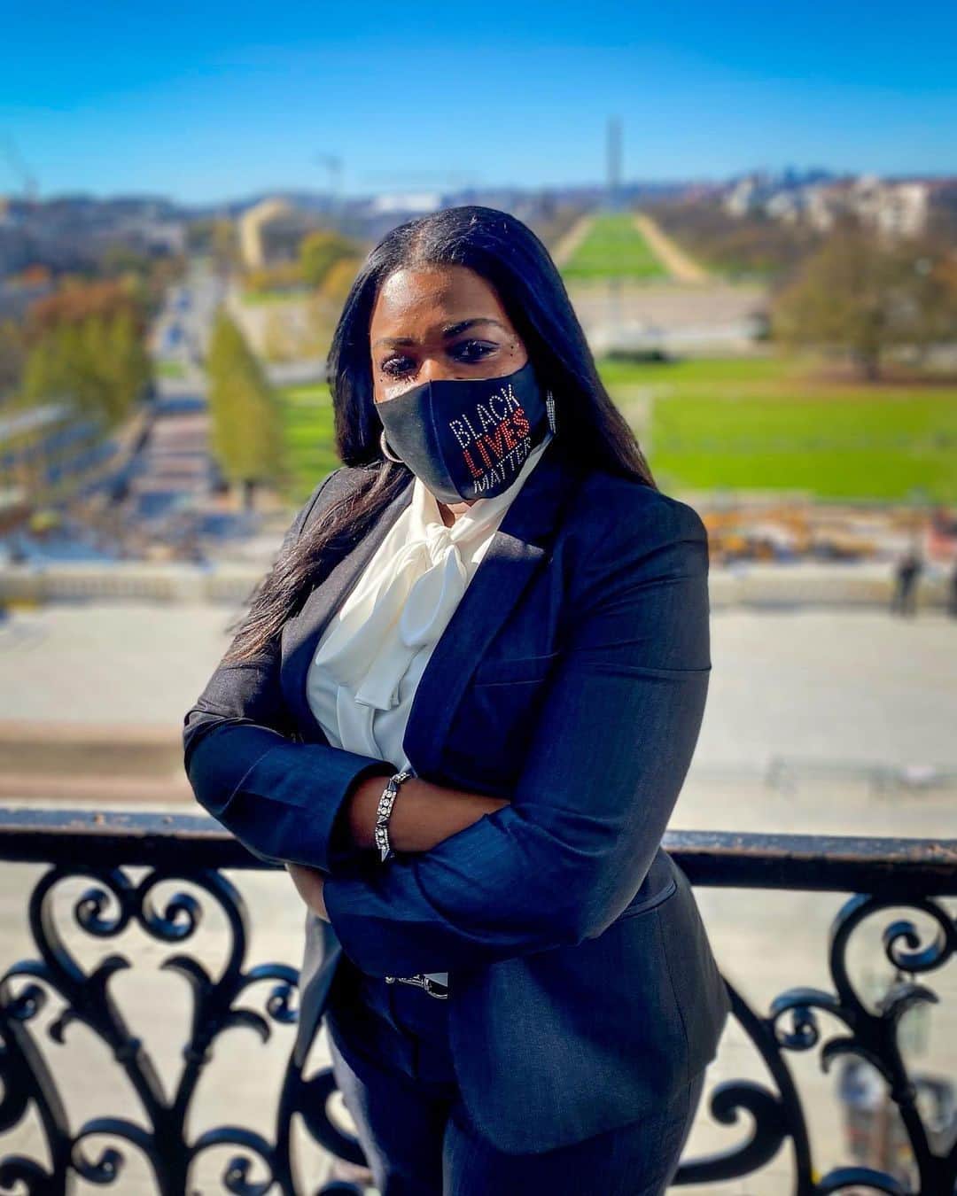 Vogueさんのインスタグラム写真 - (VogueInstagram)「Elected to represent Missouri’s St. Louis-area First District, @coribush is a single mother, pastor, and former nurse. Like anyone starting a new job, an incoming congresswoman has plenty to figure out. Where’s her office? Who should she hire? Who are her colleagues? The list goes on—and as Bush recently pointed out on Twitter, it may include the not-incidental challenge of assembling a suitable wardrobe on a budget.   At the link in our bio, @coribush shares how she, the first Black woman to represent Missouri in Congress, plans to nail her political look.」11月26日 7時00分 - voguemagazine