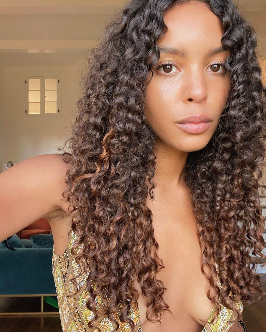 Vogue Beautyさんのインスタグラム写真 - (Vogue BeautyInstagram)「“I just didn’t realize how much I was conforming to eurocentric beauty standards,” British singer-songwriter @Arlissa shares about her journey to embrace her natural hair. After years of straightening her hair and several bad experiences at the salon, she finally decided to chop her hair into a pixie cut at the beginning of the decade, and let it grow from there. "Our hair can do so many magical things. I just can't even believe that we ever believed otherwise. Our hair is beautiful. It's so unique. It's so powerful. You need to celebrate it.”  At the link in our bio, for Vogue's #TextureDiaries series, Arlissa shares her curly hair secrets, from rice water masks to her favorite hair smoothie.」11月26日 7時00分 - voguebeauty