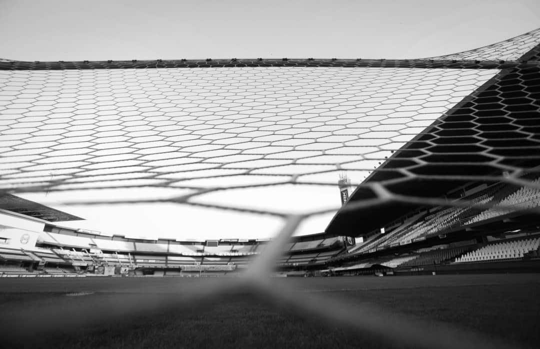 コリンチャンスさんのインスタグラム写真 - (コリンチャンスInstagram)「O estádio Couto Pereira  já está pronto para receber a partida válida pelo @brasileirao entre Coritiba e Corinthians. A bola rola às 21h30, Fiel! Pra cima, Timão! ⚫⚪  📷 Rodrigo Coca/Agência Corinthians  #CFCxSCCP #VaiCorinthians #BMG #Nike #EstrellaGalicia #CorinthiansEPositivo #Matrix #Midea #Poty #Serasa #Orthopride #CartãodeTodosCorinthians #AleCombustíveis #DoTerra #Hapvida #GaleraBET」11月26日 7時04分 - corinthians