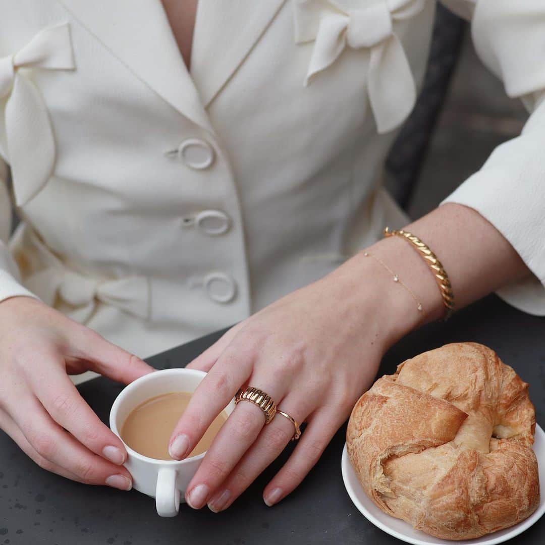 Kelsey Simoneのインスタグラム：「You are what you eat.. or at least your jewelry is. Wearing all @mejuri including their croissant pieces which are my favorite! 🥐 Always loving my Mejuri x」