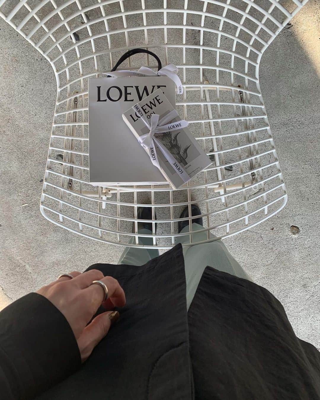 Mie Kawanoのインスタグラム：「開けた瞬間わっ♡って なって嬉しかったプレゼント𓂃𓂂  #loewe #pefume #香水」