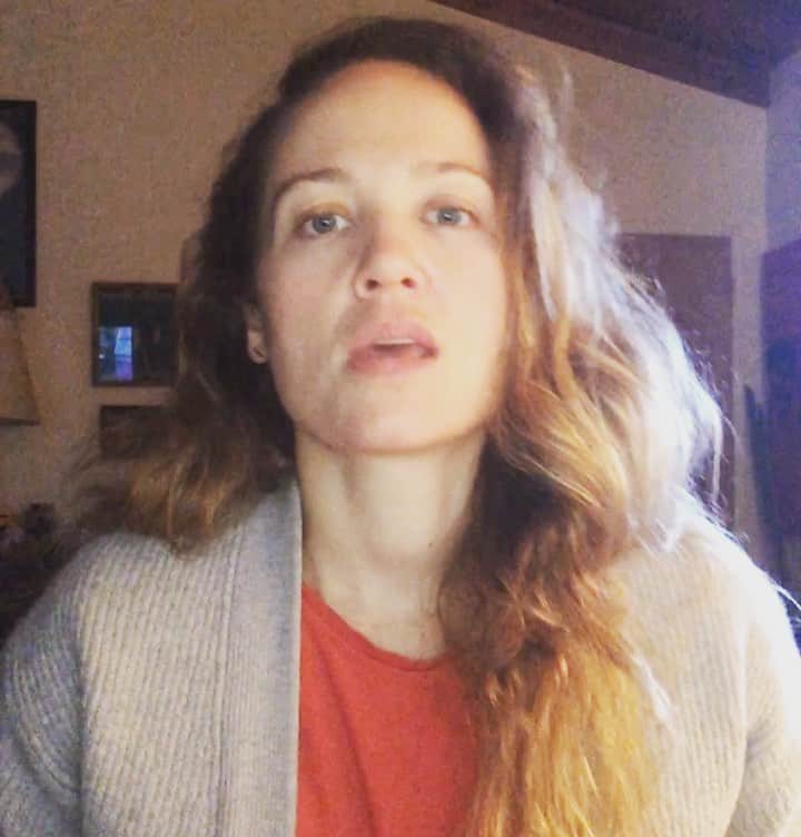 エリカ・クリステンセンのインスタグラム：「YO. You’re invited to a Zoom brunch. (Actually the app is Hopin.) Getting together with many a radical lady, including my neighbor @haylieduff, @elenacardone - a kickass gal I’ve known for years, and all-around inspiring woman, @juliechenmoonves. Talking about how to stay inspired, organized, balanced, and so forth and so on from each of our points of view. Tickets at the link in bio. Xx」
