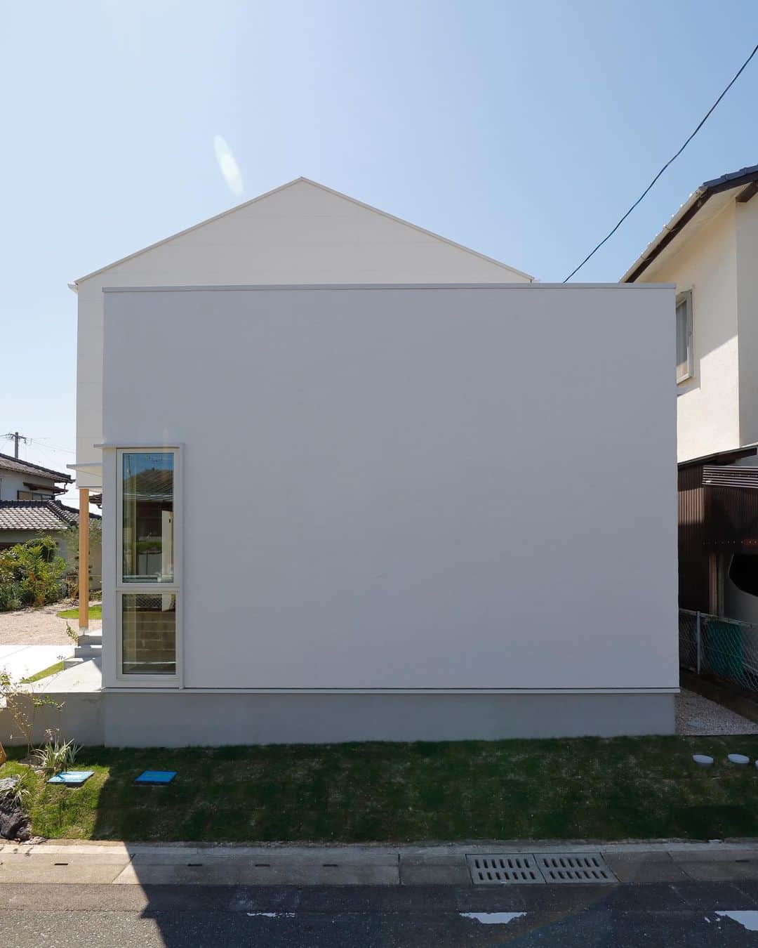 ナガタ建設さんのインスタグラム写真 - (ナガタ建設Instagram)「佐賀県鳥栖市の 『加藤田のSALON』 道路側には極力窓をとらずに何の部屋か分からないように。 これも防犯対策の一つです！ #窓 #お家時間 #外観  #外観デザイン ☞@nagatanoie フォローやいいね！して頂けると凄く喜びます😁 ・ ｰｰｰｰｰｰｰｰｰｰｰｰｰｰｰｰｰｰｰｰｰｰｰｰｰｰｰｰｰｰ #リビング  #キッチン  他の写真はこちら...☞@nagatanoie ｰｰｰｰｰｰｰｰｰｰｰｰｰｰｰｰｰｰｰｰｰｰｰｰｰｰｰｰｰｰ ・ #ナガタ建設 は#福岡 県#太宰府 市にて70年前に製材所から始めた#工務店 です🏠 ・ 『 #ながたのいえ 』 ・ #暮らし から#デザイン する#家づくり を提案する私たちの家は ・ 『太宰府でアナタらしさをきづく家』 をテーマに#新築 #注文住宅 #マイホーム  #工務店だからつくれる家 をお客様と一緒に作ります😆 ・ ながたのいえのお客様はこんな人たち ▷▷▷ #家具 好き #カフェ好き  #インテリア 好き #かっこいい家 #おしゃれな家 好き #暮らし を楽しむ  #シンプルライフ  ・ ※ナガタ建設では、メンテナンスのことも考慮し、施工エリアを太宰府市の本社から車で30分圏内と限定させて頂いておりますm(__)m 施工エリア外のお客様については、個別対応となりますので、ご相談下さい。 ・ #house #myhome」11月26日 7時16分 - nagatanoie
