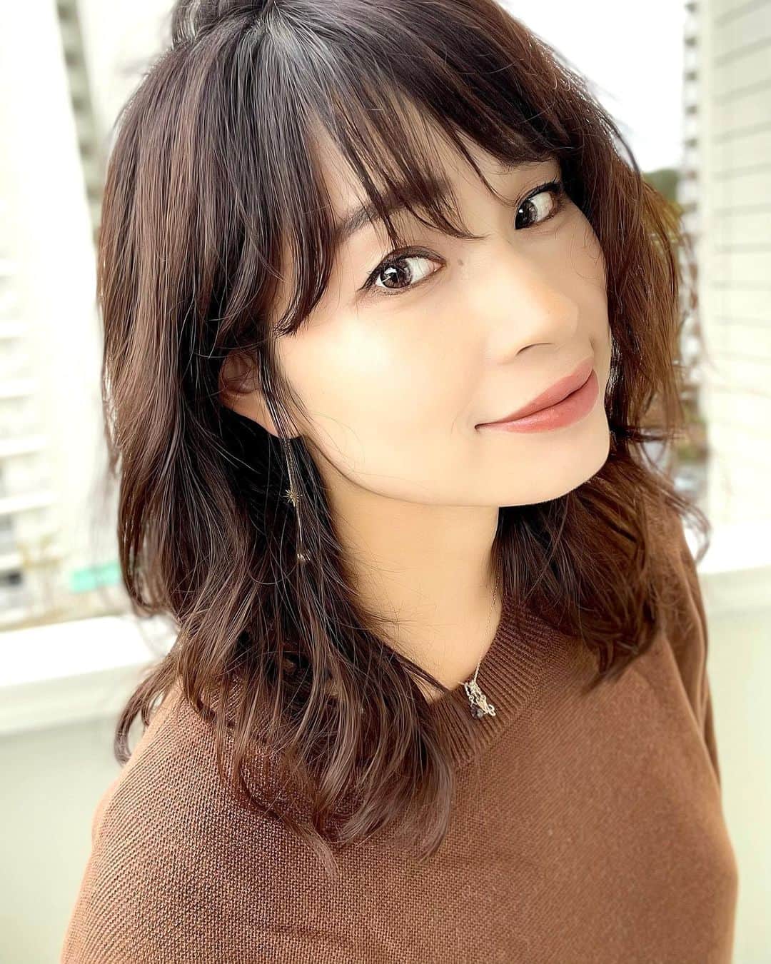 三佐和あやのインスタグラム：「おはようございます☀️ よく質問をいただく カラコンですが﻿ グラムアップ @glamupjapan のものです。﻿ ﻿ わたしが着けているのは、﻿ スイートストーリーモード﻿ シュガーブラウン ✨﻿ ﻿ ほろ苦くて甘いブラウン系3トーン﻿ 主張しすぎない大人可愛い雰囲気の瞳に...﻿ ﻿ 乾かないし ゴロゴロしない つけ心地が良くて、﻿ DIA14.0mm で瞳が大きくなりすぎないので、﻿ カラコン感はあまり感じない 大人可愛い印象に☺️﻿ ﻿  @glamupjapan のプロフィールから購入サイトに飛べるよ✈️﻿ ﻿ https://gujapan.co.jp/sp/﻿ ﻿ ﻿ #カラコン #ナチュラルカラコン #カラコンレポ #カラコン着画 #盛れた #盛れる #メイク動画 #自撮り女子 #大人可愛い #ママ #ママファッション #ファッション #お洒落 #fashion #大人女子 #アラサー #アラフォー #3児ママ #神戸 #hair #model #ミディアムボブ  ﻿ *+_______+*﻿ ☑︎Check❣️﻿ ﻿ #グラムアップ #glamup #Luka #琉花 #glamup  #ルカ」