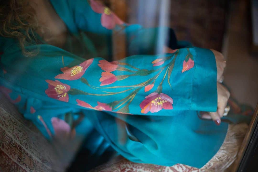ウィンターケイトのインスタグラム：「Waiting patiently for some yams...and this Revolve x HOH robe to drop 😍 #staytuned」