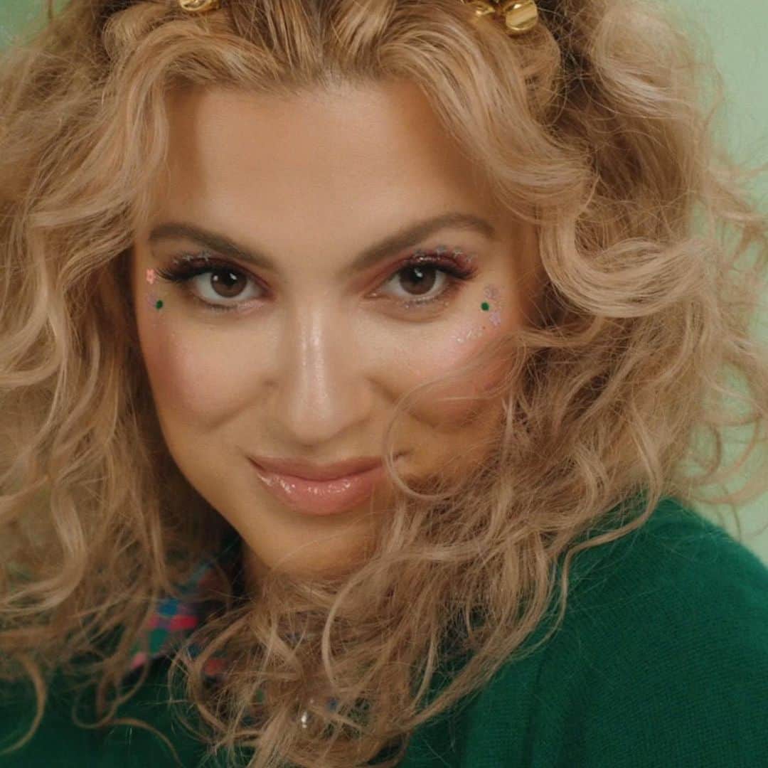 Vevoさんのインスタグラム写真 - (VevoInstagram)「All @torikelly wants this Christmas is to hold her love in her arms ❤️ Watch "25th" now! ⠀⠀⠀⠀⠀⠀⠀⠀⠀ ▶️[Link in bio] #torikelly #25」11月26日 7時26分 - vevo