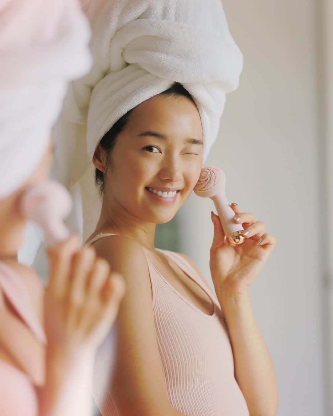 Jenn Imさんのインスタグラム写真 - (Jenn ImInstagram)「Nothing feels better than a clean bare face. #ad I’ve been loving to use my Flawless Cleanse because it cleans thoroughly and stimulates circulation. We love a multitasker! @flawlessbeauty Use code Holiday20 for 20% off if you spend $50 or more. #gobare」11月26日 7時36分 - imjennim