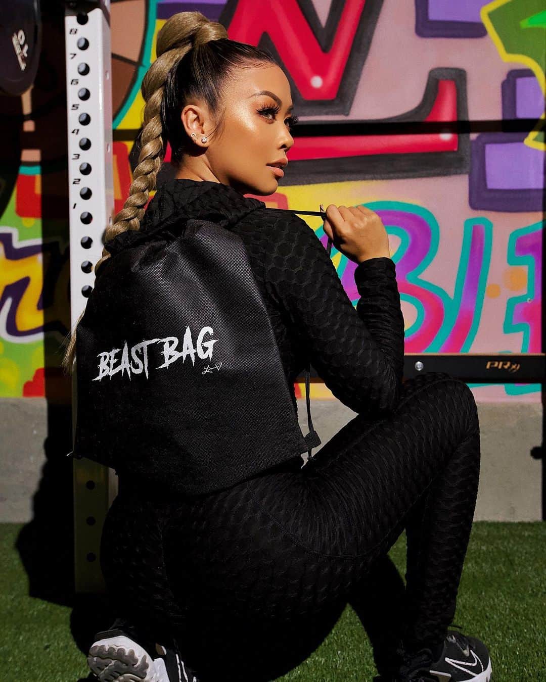リアン Vのインスタグラム：「For all my BEAST BABES! I’m Dropping something special for you on @shoplianev Black Friday! 11.27.20 🎁 Set your alarms! 🚨 You don’t wanna miss this! 🔥」