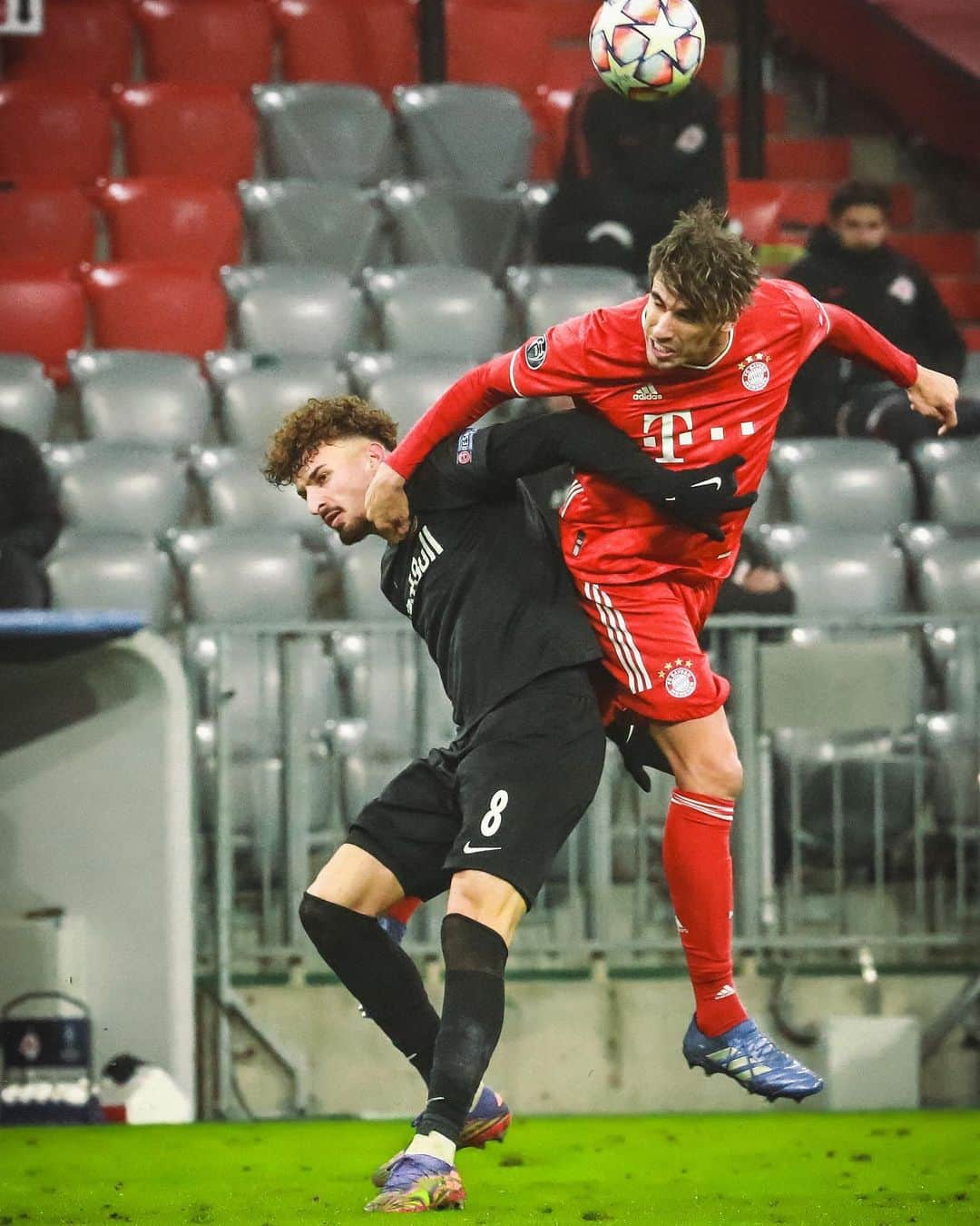 ハビ・マルティネスのインスタグラム：「Good fight and last 16th 💪 #ucl #fcbayern #Javi8」