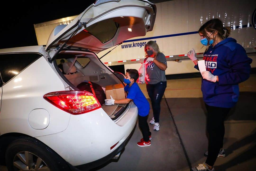 テキサス・レンジャーズさんのインスタグラム写真 - (テキサス・レンジャーズInstagram)「Before tomorrow's feast, @rangersfoundation handed out Thanksgiving meals to 200+ local families in need last week at @rangersya.」11月26日 7時30分 - rangers