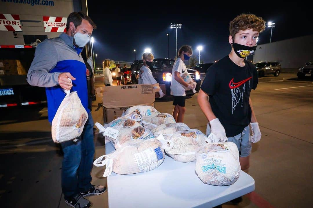 テキサス・レンジャーズさんのインスタグラム写真 - (テキサス・レンジャーズInstagram)「Before tomorrow's feast, @rangersfoundation handed out Thanksgiving meals to 200+ local families in need last week at @rangersya.」11月26日 7時30分 - rangers