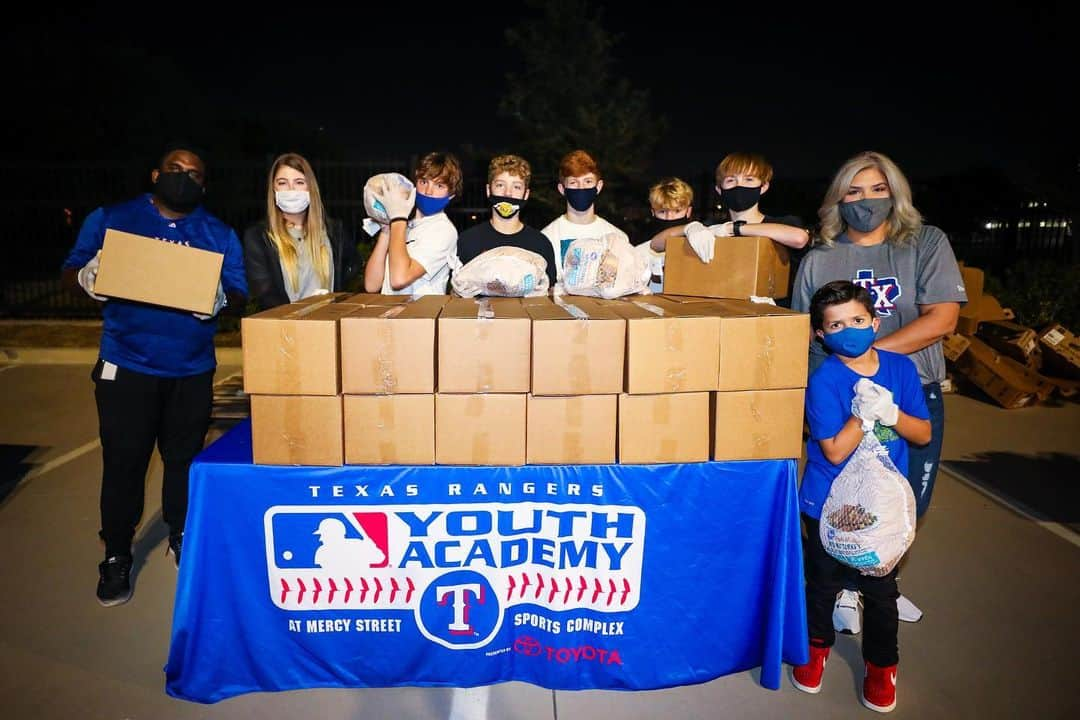 テキサス・レンジャーズさんのインスタグラム写真 - (テキサス・レンジャーズInstagram)「Before tomorrow's feast, @rangersfoundation handed out Thanksgiving meals to 200+ local families in need last week at @rangersya.」11月26日 7時30分 - rangers