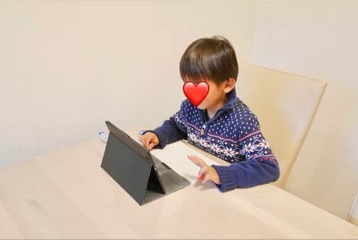 牧村麻美のインスタグラム：「オンライン家庭教師のzenremoでお勉強中の長男👦 今回は算数の受講だよ〜📖 学校や自宅学習とは違った角度から、色々な頭の使い方で問題を解かせてくれて、息子自身楽しみながら学ぶことが出来てます＼(^o^)／ オンライン授業なのでコロナ禍でも安心な上、その都度先生がその子に合ったお勉強スタイルで進行してくれて、目一杯褒めながら伸ばしてくれるのも有り難い〜 これからも、学ぶことが楽しい！と思ってもらえるといいな♡  #週末は習い事の送迎と立ち合いで1日中大忙しの母 #夏は激暑過ぎたし今は寒過ぎて痛い #ゼンリモはいつもの習い事と違って #こちらの負担がゼロ過ぎて快適 #どんな格好でも良いのも有り難い #この日は上毛玉ニットに下半身裏起毛のオンリータイツな母でした #オンラインならではの余裕系下半身🦵  #zenremo #オンライン家庭教師 #オンライン授業 #学習塾 #中学受験 #在宅 #習い事東京 #習い事デビュー #勉強垢 #PR #男の子ママ#小学一年生」
