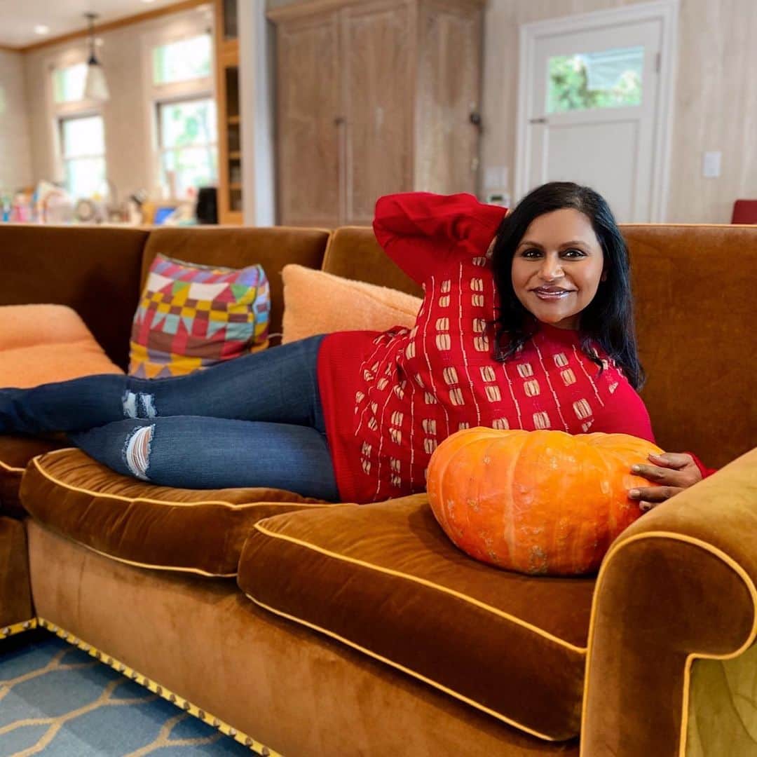 ミンディ・カリングのインスタグラム：「Celebrating the season in the manner of the Queen 🎃」