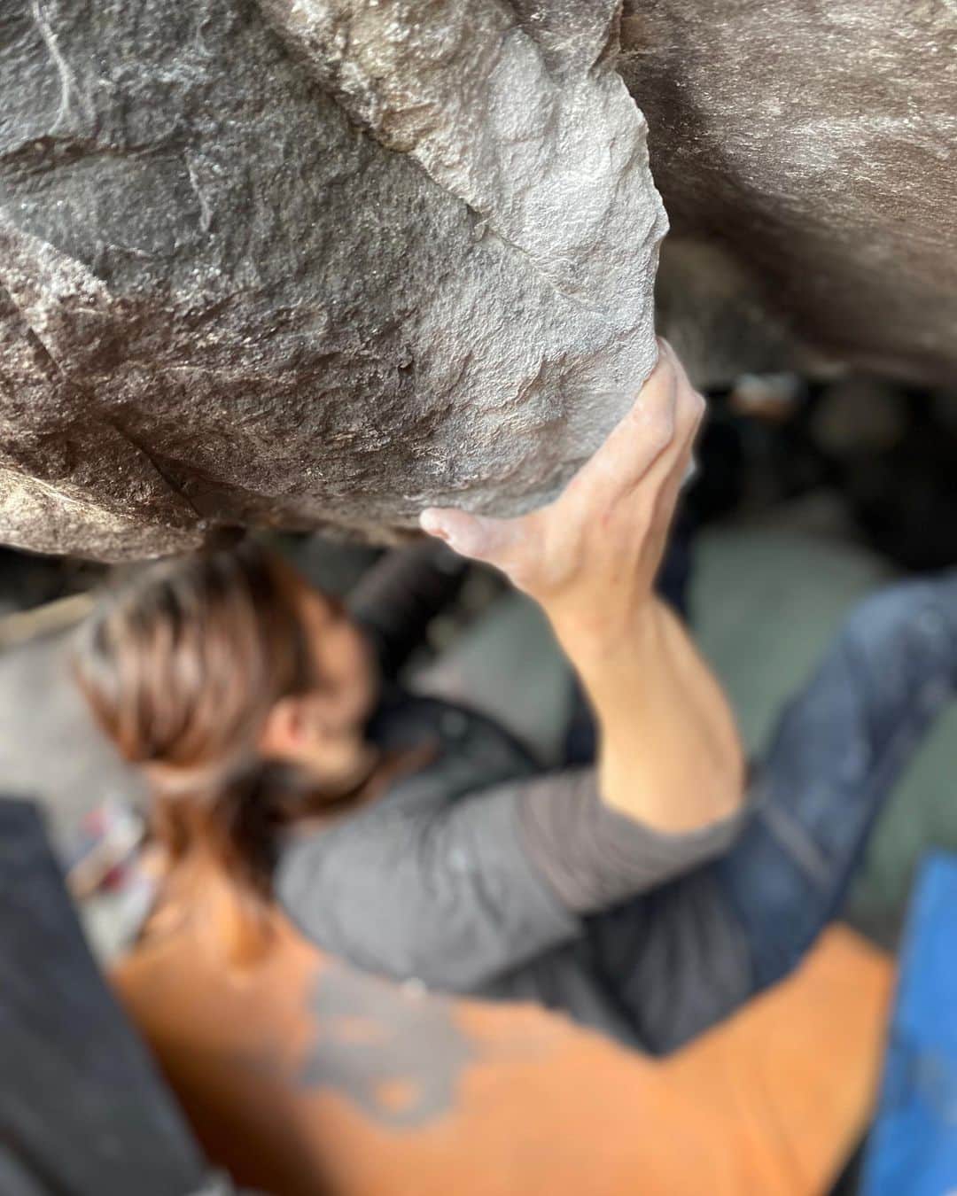 川端彰子のインスタグラム：「今年はマントルが返せるのか…だいぶ怪しいけど泥臭くやってます。皆が付き合ってくれるので頑張ってますがどうなることやら🕊  やないくん　@yohei_yanai  かっこいい写真ありがとう。  隙あらば楽器吹く @volnyclimbing の面々と🎺  #climbing #bouldering @clife.climbing #clife」