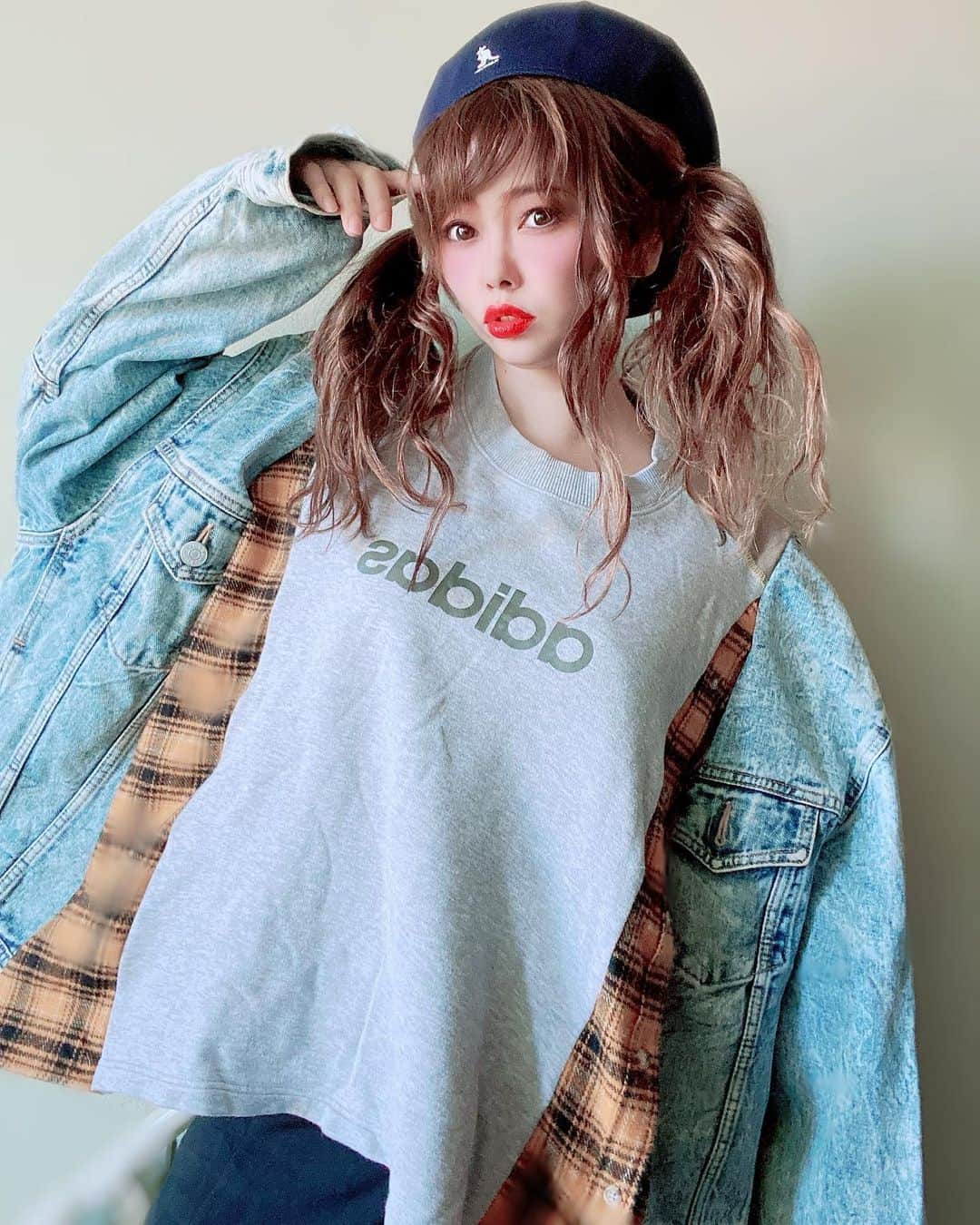ちゃたさんのインスタグラム写真 - (ちゃたInstagram)「Used clothing fashion  ディッキーズ古着リメイクコーデ  ⭐️⭐️⭐️⭐️⭐️メルカリラクマに出品中⭐️⭐️⭐️⭐️⭐️  嬉しいことに古着リメイク作品をお洒落コーデを紹介するアカウントに掲載してもらいました😭💕💕💕 ⬇️ @oshabu.jp 様 〜 @rimekuro 様 掲載ありがとございます！！ 世界で一つのリメイクリポスト感謝です🥰💕💕💕💕  お洒落な方のコーデ投稿ばかりですので是非タグ飛んで２つのアカウントをフォローしてチェックしてね🏷  またリメイク古着販売中です！ 『古着リメイク』『リメイク古着』でメルカリ　ラクマ検索してみてね！  男女兼用Lサイズまで対応のユニセックス作品😄  古着屋のオーナーさんが資格もっていて趣味で業務用のミシンで一つ一つ丁寧に作られた作品！  趣味で作られたものに関してはお店ではだしてないので、私の方で販売したりしなかったり。笑笑  オーナーさんの気分ゃお店が忙しくて作れなくなったりなど諸事情で販売終了なども。 気づいたらなくなってる可能性もありますのでお早めにチェックしてみてね❤️❤️❤️  自分で買い取って着ようかなーと思うほど作品可愛いよ😄✨💕着画イメージでした！！  #ファッション  #古着リメイク#リメイク　#リメイク古着#ディッキーズ #古着女子 #古着男子 #古着コーデ #古着mix #古着ファッション #ストリート古着#古着屋 #古着#古着コーディネート #古着すきな人と繋がりたい #古着屋巡り #古着スタイル  #ブランド古着 #リメイク服 #おしゃれ #個性的 #ブランド#個性派ファッション #裏原宿ファッション #ストリートコーデ #メンズ古着 #レディース古着 #古着ミックス #アメリカ古着 #スニーカー女子   ⭐️アディダス　NIKEリメイク　はsold out⭐️」11月25日 22時39分 - c.h.a.t.a.13