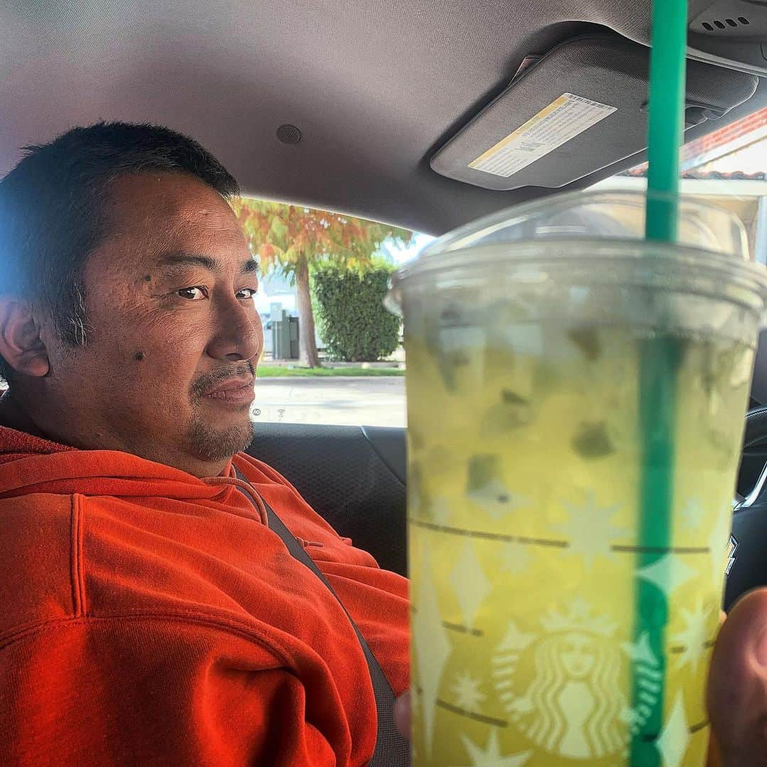 伊豫部健さんのインスタグラム写真 - (伊豫部健Instagram)「そう言えば、先週の試合から流れが少し変わってきたのか？ いつもSeigoさんに負けてたスタバジャンケン✊✌️✋も、別れ際のスタバカップ最終戦は勝てた🤣🤣🤣 @fotomans  キウイレモネード🥝ベンティサイズを美味しく頂き、運気アップでアラバマ州は無事にレイレイクに昨夜到着❗️ 今朝はゆっくり起きて、これから練習に行ってきます💪 Seigoさん、ご馳走様でした(^^)来週からもベンティ宜しくね❣️  @10tenfeetunder_kiob  @10ftu_kiob_smpfishing  @se9rets  @ken_iyobe  @zhanna_smpfishing  @obick_55  @autogarage_omy  @kattobi_iyobe  @shimanofishing_jp  @sunline_japan  @gary_international_kk  @hayabusa_bass  @talex_fishing  @ringstar_1889  @mazda_jp  @skeeter_boats  @yamahaoutboards  #iyoken #kiob #Bin5 #イヨケン #伊豫部健 #セキュレッツ #10ftu  #10tenfeetunder」11月25日 22時52分 - ken_iyobe