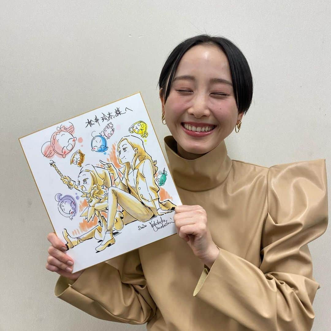 松井玲奈さんのインスタグラム写真 - (松井玲奈Instagram)「本日は『魔女見習いをさがして』ヒット御礼舞台挨拶でした。 舞台挨拶で表に立つと、ファンとしての一面が出過ぎてしまいお見苦しかったかもしれません、、、。しかしこの作品、語り足りない部分がいっぱいあるのです。 映画を観に行こうか悩んでいるあなた。アニメシリーズを見ていなくても、性別だって関係ありません。この作品は好きなものがある人、魔法をかつて信じていた方、いま自分自身と向き合って悩んでいる方、本当にありとあらゆる方に楽しんで共感していただける作品だと思っています。 放送当時、女の子達と同じように男の子だって夢中になっていたのです。劇中には大宮くんというおんぷちゃん推しの男性が出てきます。今なお、おジャ魔女どれみが好きな私のように、どれみがすきな男性がいたってなんら不思議ではないのです。 20年という長い年月、この作品が愛され続けこうして周年映画になったということは沢山の方に支持されてたからだと思うのです。 そして、何が好きがでその人を判断してしまうことがこれから先もっとなくなったらいいのになと、こっそり思ったりもします。  舞台上では、なんとサプライズでキャラクターデザイン、総作画監督の馬越嘉彦さんからミレさんの描き下ろしイラストを頂いてしまいました、、、！ ミレさん以外のソラ、レイカのイラストも素晴らしかったですし、ミレさんが大好きになった今、こうして手元にミレさんの新規絵があることが夢のように感じてなりません。  『魔女見習いをさがして』アフレコから舞台挨拶まで、長いようであっという間でした。 ここから先はまたファンとしておジャ魔女どれみがどんな展開をしていくのか楽しみにドキドキワクワクしていたいと思います。 タイミングを合わせて映画館に観に行かなくちゃ、、、！ 皆さんも観に行った際はぜひ感想を教えていただけると嬉しいです。  ちびっこミレ、尊いっ、、、。  #魔女見習いをさがして　#おジャ魔女どれみ」11月25日 22時46分 - renamatui27