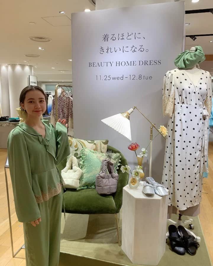 のインスタグラム：「. . 本日【SNIDEL HOME】待望のポップアップストア初日を銀座三越本館3階でスタートいたしました！  たくさんの方々がオープンから閉店まで来店してくださりとっても嬉しかったです🤍🤍  いつもインスタライブ見てます！SNIDELのニットの企画見て買いました！などと声をかえてくださった方もたくさんいらっしゃり...😭今日は嬉しくて胸がいっぱいでした❤︎  銀座三越は12.8まで行っておりますので是非お休みの日にでも足を運んでくださると嬉しいです！🥰今後は札幌大丸・ジェイアール名古屋高島屋・新宿ルミネと続いていきます！各場所でもよろしくお願いいたします🤲 _ #SNIDELHOME #スナイデルホーム #popupstore」